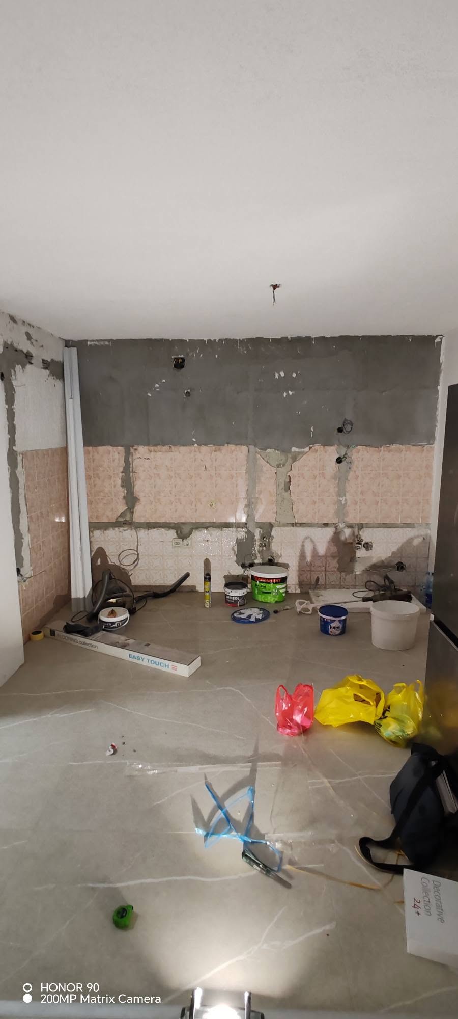 Kuhinja prije renoviranja, sa skinutim pločicama, golom instalacijom i materijalom za radove